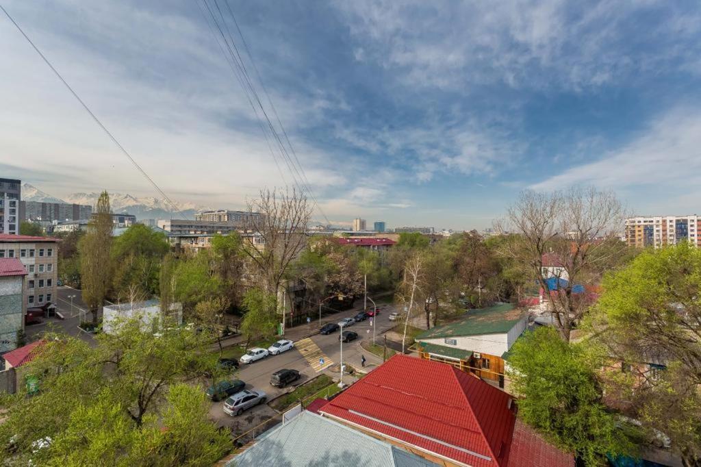 светлая рядом с парком горького