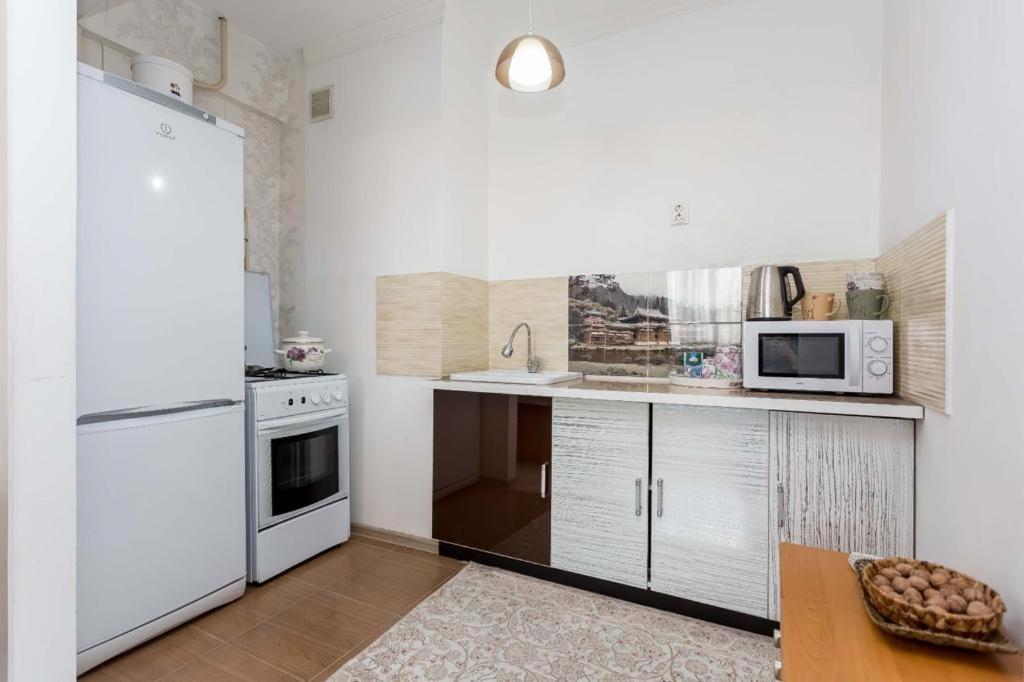 светлая рядом с парком горького Apartment Almaty