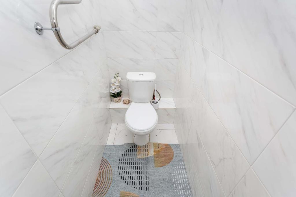 светлая рядом с парком горького Apartment Almaty