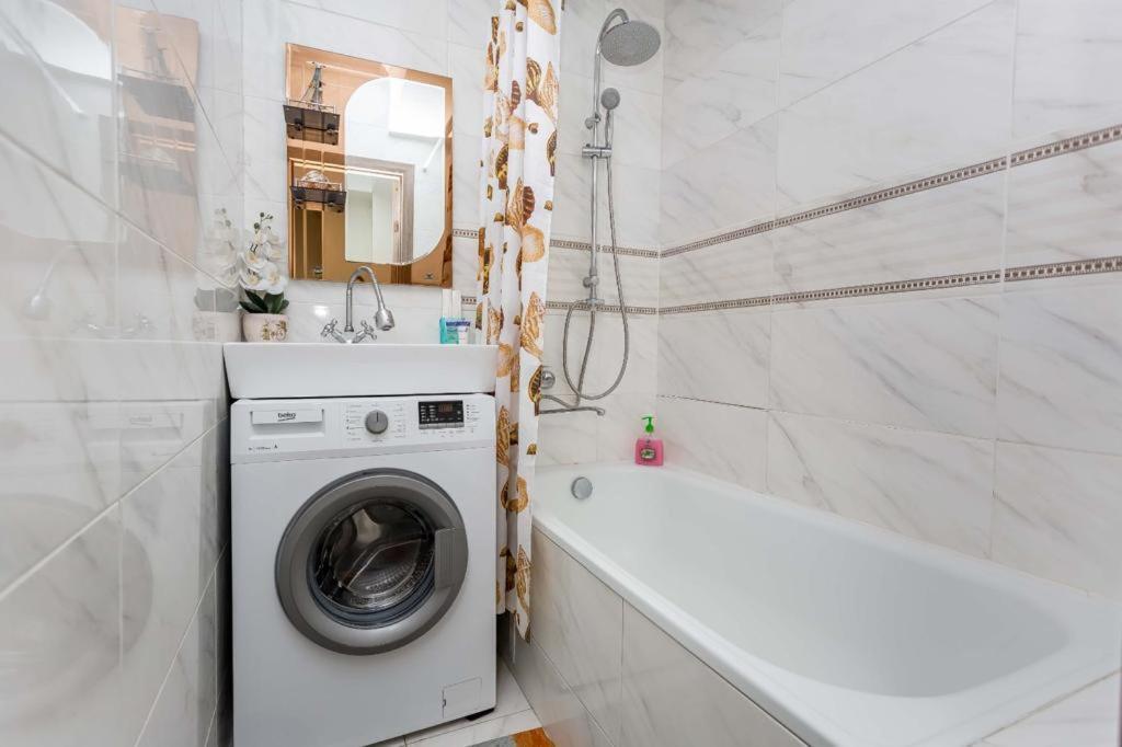 Apartment светлая рядом с парком горького Almaty
