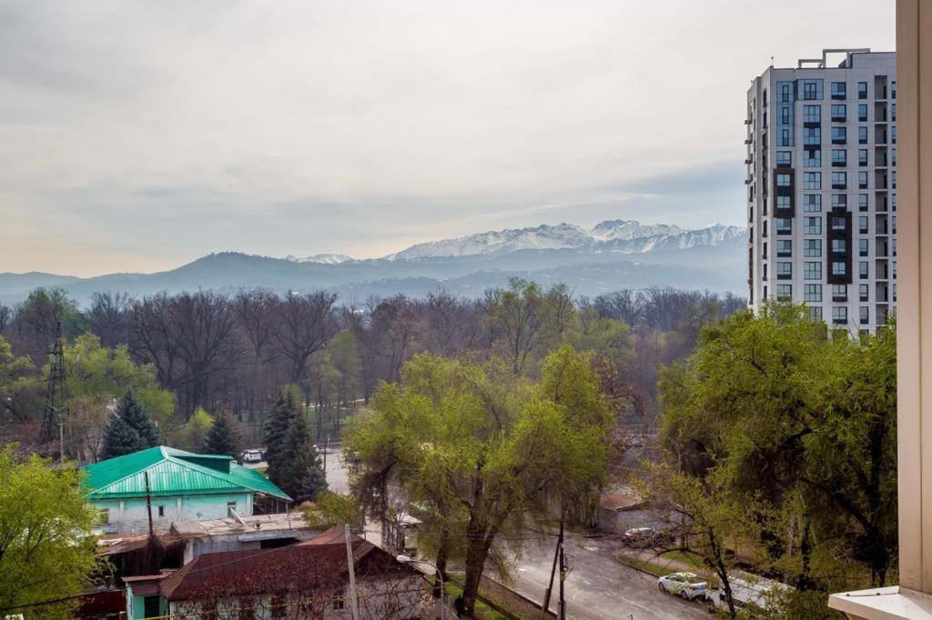 светлая рядом с парком горького Apartment Almaty