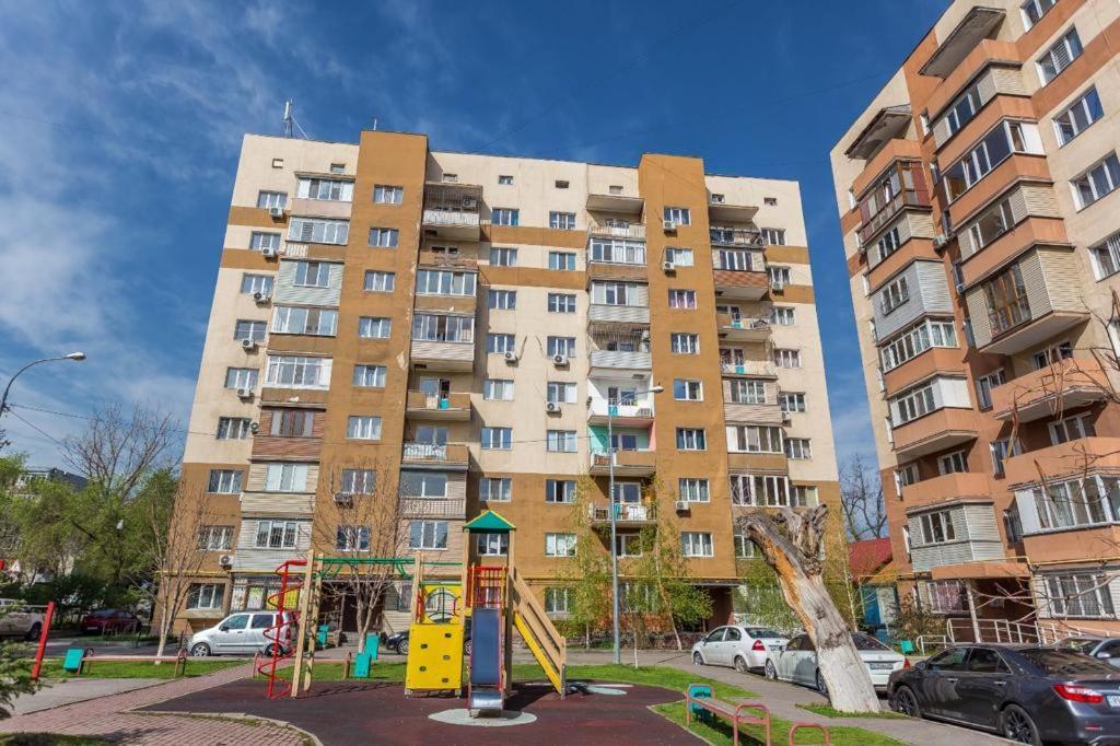 светлая рядом с парком горького